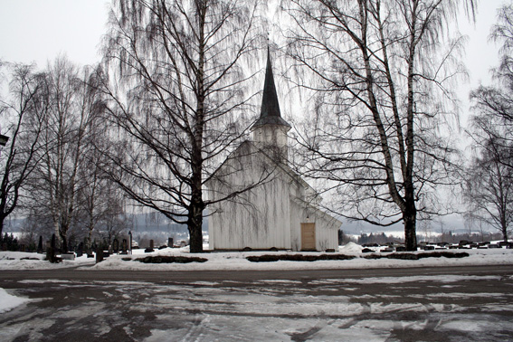 Fil:Holter kirke, Nannestad Avstandsbilde.jpg