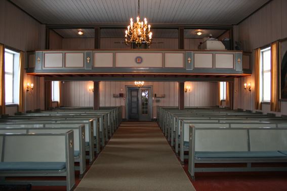 Fil:Hurdal kirke Kirkerommet sett fra kor.jpg