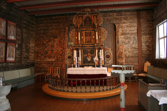 Fil:Hurdal kirke Koret med alterparti.jpg