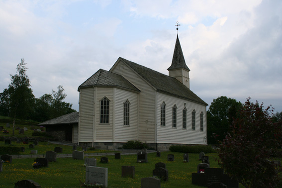 Fil:Husnes kyrkje Fasade 1.jpg