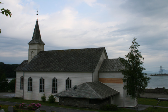 Fil:Husnes kyrkje Fasade 3.jpg
