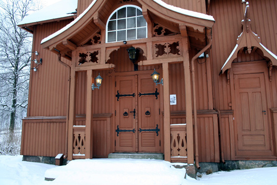 Fil:Hvitsten kirke Hovedinngang.jpg