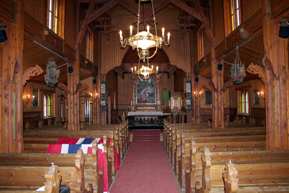 Fil:Hvitsten kirke Kirkerommet sett fra bakdør.jpg