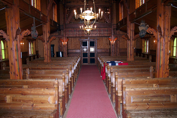 Fil:Hvitsten kirke Kirkerommet sett fra kor.jpg