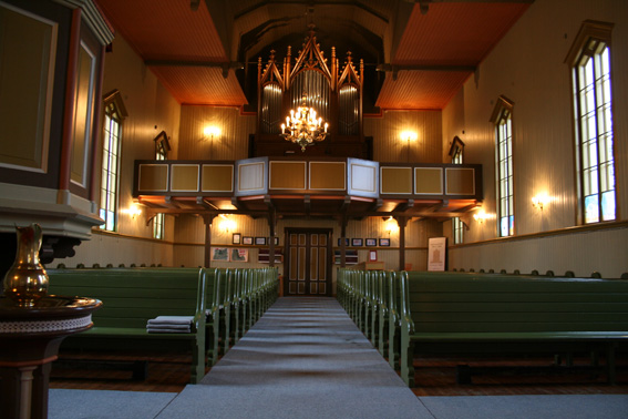 Fil:Ingeborgud kapell Bakover i kirken fra kor bilde 2.jpg