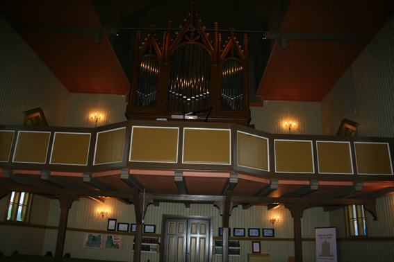 Fil:Ingeborgud kapell Front på galleri.jpg