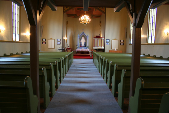 Fil:Ingeborgud kapell Kirkerommet fra bakdør.jpg