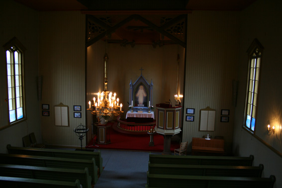 Fil:Ingeborgud kapell Kirkerommet fra galleri.jpg