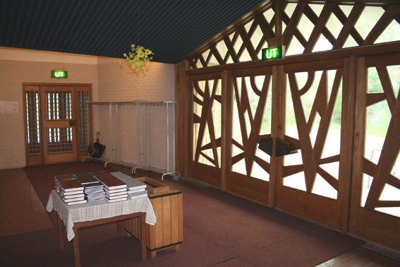 Fil:Jar kirke Våpenhus 2.jpg