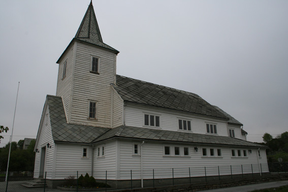 Fil:Kausland kyrkje Fasade 2.jpg