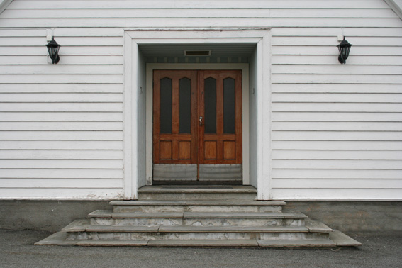 Fil:Kausland kyrkje Hovedinngang.jpg