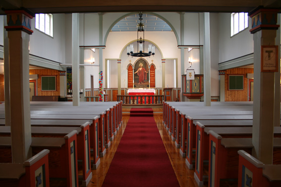 Fil:Kausland kyrkje Kirkerom fremre.jpg