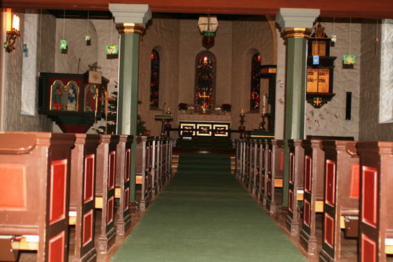 Fil:Kolbotn kirke Kirkerommet fremre.jpg