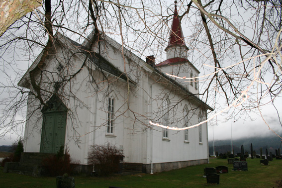Fil:Komnes kirke Fasade3.jpg