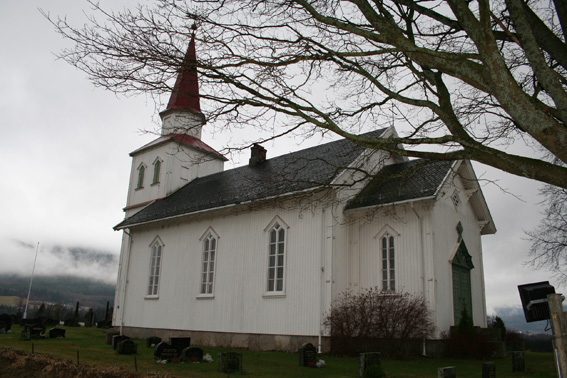 Fil:Komnes kirke Fasade4.jpg
