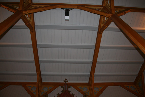 Fil:Komnes kirke Himlinger over kor.jpg