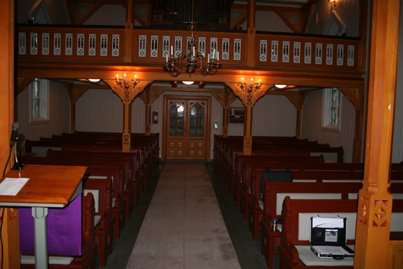 Fil:Komnes kirke Kirkerommet bakre.jpg