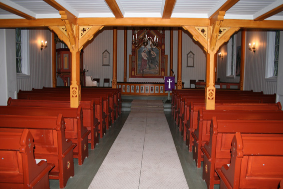 Fil:Komnes kirke Kirkerommet fremre.jpg