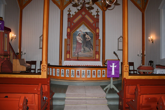 Fil:Komnes kirke Koret.jpg