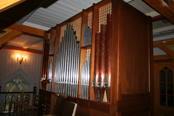 Fil:Komnes kirke Orgelet1.jpg