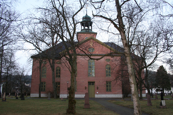 Fil:Kongsberg kirke Fasade1.jpg
