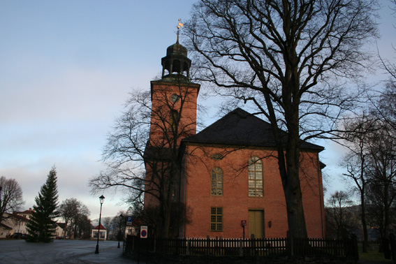 Fil:Kongsberg kirke Fasade4.jpg