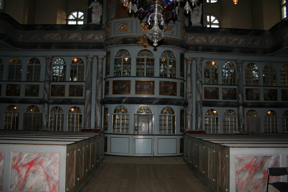 Fil:Kongsberg kirke Kirkerommet bakre.jpg