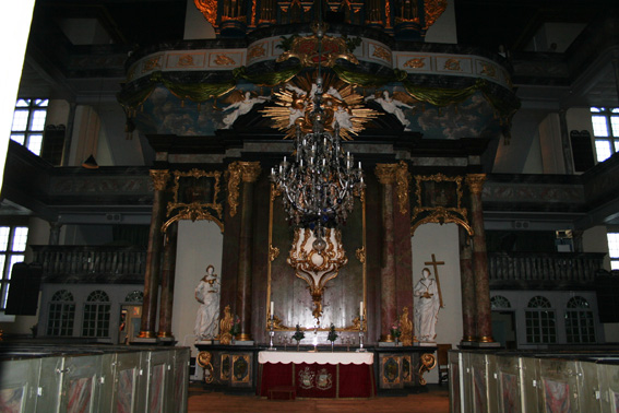 Fil:Kongsberg kirke Kirkerommet fremre.jpg