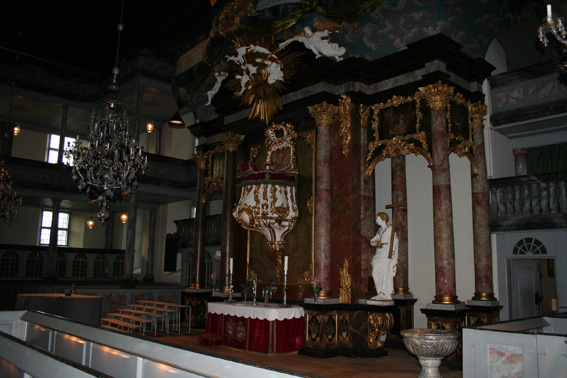 Fil:Kongsberg kirke Koret.jpg