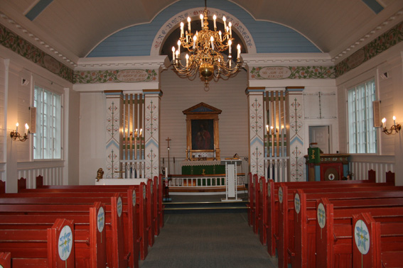 Fil:Kongsdelene kirke Kirkerommet sett fra bakdor.jpg