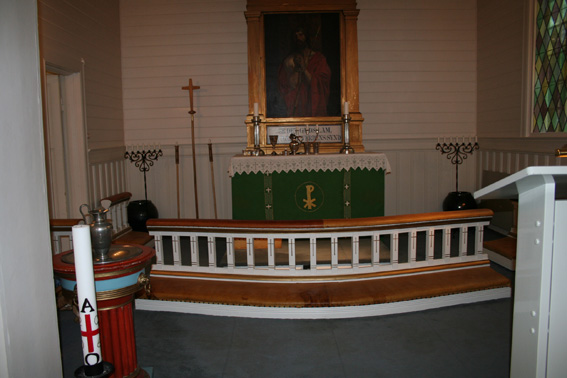 Fil:Kongsdelene kirke Koret med alterparti.jpg