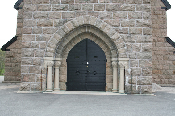 Fil:Kråkerøy kirke Hovedinngang.jpg