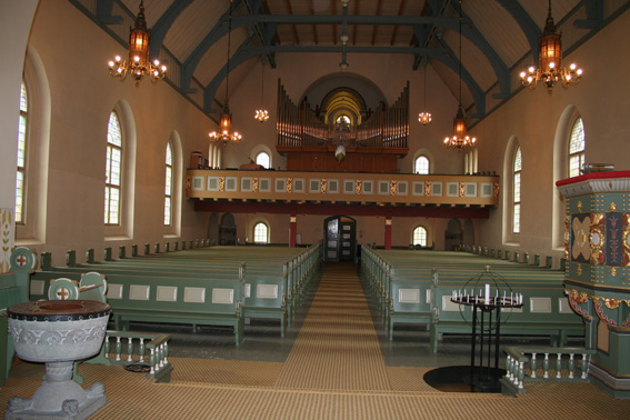 Fil:Kråkerøy kirke Kirkerommet bakre.jpg