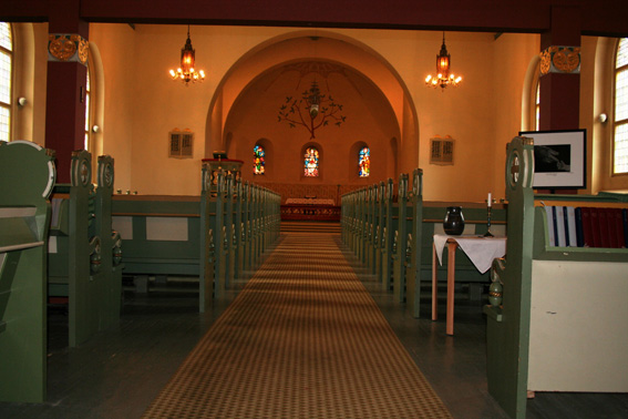 Fil:Kråkerøy kirke Kirkerommet fremre.jpg