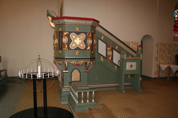 Fil:Kråkerøy kirke Prekestolen 1.jpg