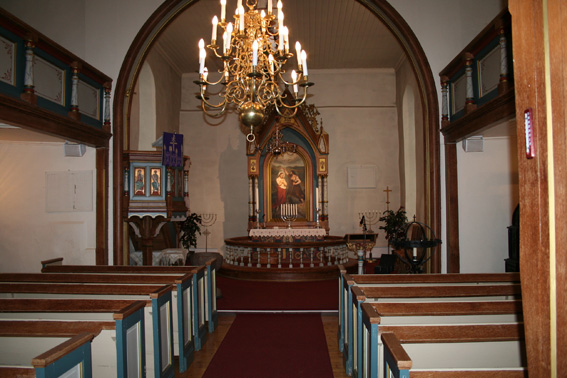 Fil:Kråkstad kirke Kirkerommet sett fra bakdør.jpg