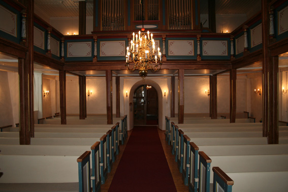 Fil:Kråkstad kirke Kirkerommet sett fra kor.jpg