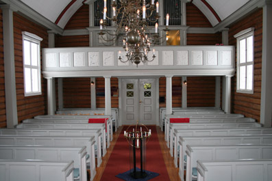 Fil:Krør kirke Kirkerommet sett fra kor.jpg