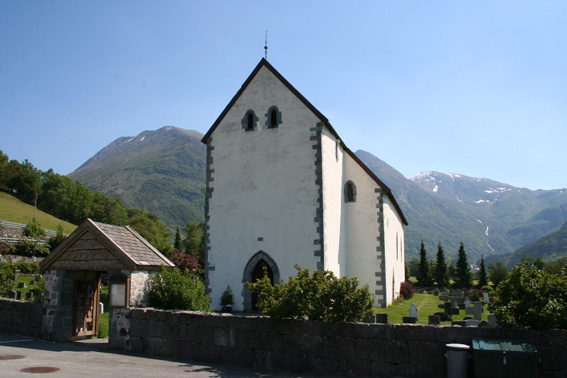 Fil:Kvinnherad kyrkje Fasade 1.jpg