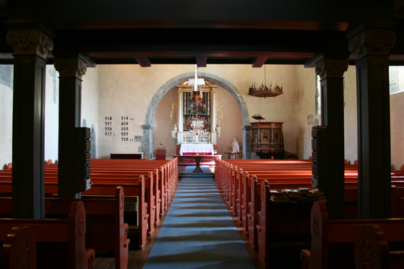 Fil:Kvinnherad kyrkje Kirkerom fremre.jpg