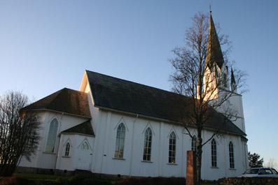 Fil:Løken kirke Fasade 4.jpg