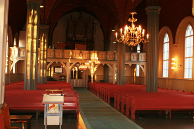 Fil:Løken kirke Kirkerommet bakre.jpg