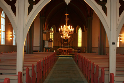 Fil:Løken kirke Kirkerommet fremre.jpg