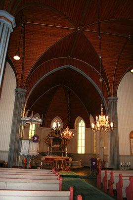 Fil:Løken kirke Koråpningen.jpg