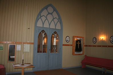 Fil:Løken kirke Våpenhuset 2.jpg