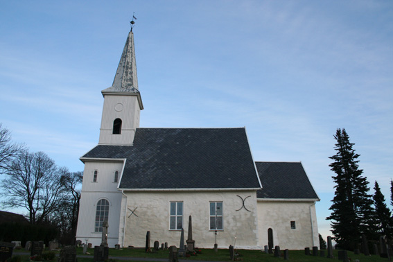Fil:Lørenskog kirke Fasade 2.jpg