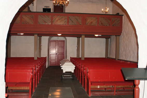 Fil:Lørenskog kirke Kirkerommet bakre.jpg