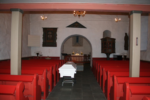 Fil:Lørenskog kirke Kirkerommet fremre.jpg
