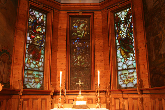 Fil:Laksevåg kirke Altervindu.jpg