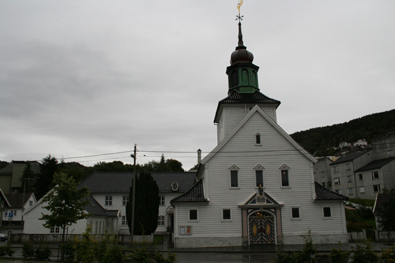 Fil:Laksevåg kirke Fasade 1.jpg
